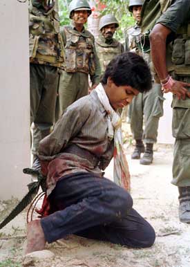 Soldater fra hæren på Sri Lanka har tatt en 15 år gammel barnesoldat til fange. Foto: Scanpix/AP. Soldater fra hæren på Sri Lanka har tatt en 15 år gammel barnesoldat til fange. Foto: Scanpix/AP.