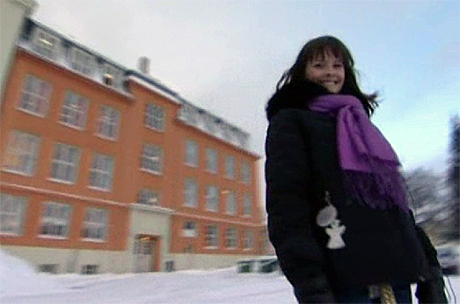 Lisa Stokke utenfor Kongsbakken videregende skole der hun gikk p musikklinja. (Foto: NRK)