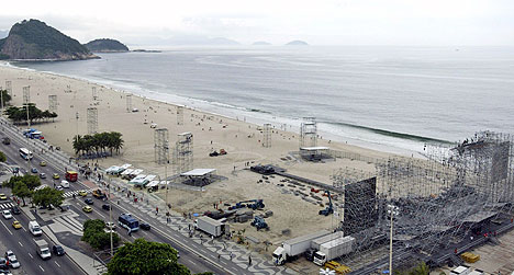 Slik ser det ut på stranda i Rio bare dager før Rolling Stones skal spille sin store gratiskonsert. Foto: Bruno Domingos, Reuters / Scanpix.