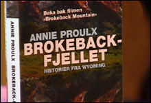 - Jeg tror jeg har dekning for at disse historiene er for alle, skriver bokanmelder Knut Hoem om "Brokeback-fjellet".(Foto: Nrk)