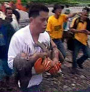 Et lite barn tas hånd om etter naturkatastrofen. Fillipinsk fjernsyn 