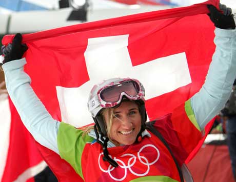 Tanja Frieden jublet med det sveitsiske flagget etter seieren. (Foto: AFP/Scanpix)
