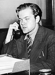 Orson Welles svarer journalister etter å ha forårsaket panikk blant lytterne etter hørespillet "The War of the Worlds" ble sendt i 1938. Foto: AFP 