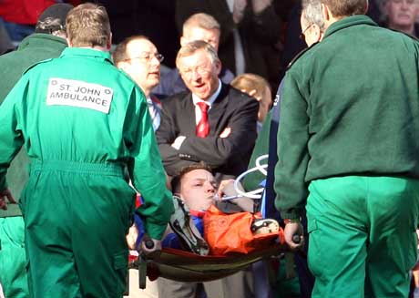 Alan Smith ble fraktet ut på båre. (Foto: Reuters/Scanpix)