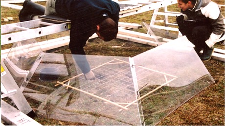 Innhegninger av plexiglass gir en temperaturøkning på 2-3 grader. Det samme som forskerne forventer om en 40-50 år. Innhegninger av plexiglass gir en temperaturøkning på 2-3 grader. Det samme som forskerne forventer om en 40-50 år.