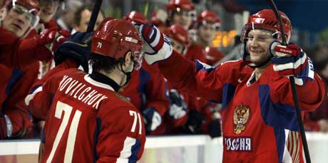 Russlands Alexei Yashin (hyre)  og Ilya Kovalchuk. (AP Foto/ SCANPIX)