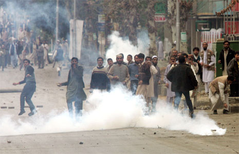 Palestinske demonstranter kaster stein gjennom tåregassen i protest mot demonstrasjonsforbudet i Islamabad. (Foto: Reuters/Scanpix)