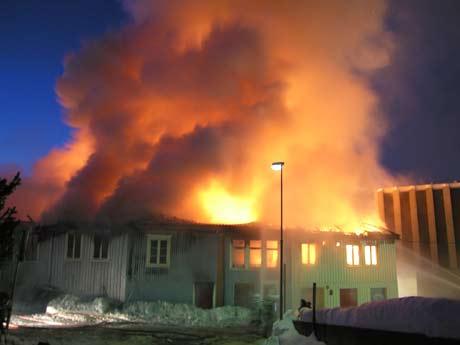 Fire trebygninger i Holmestrand brant ned mandag. Bare flaks at det ikke gikk verre, mener riksantikvaren. Foto: Per Foss, NRK.