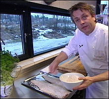 Terje Ness stakk av med seiren under kokkeverdenens uoffisielle VM i 1999, Bocuse D’or. Her viser han hvordan man lager grillet torsk med rødvinsaus. (Foto: Nrk)