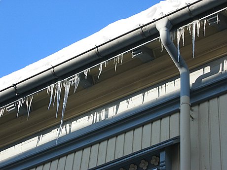 Is i gesimsen bak takrenna kan være indikasjon på at det er noe galt. Foto: Yngve Tørrestad, NRK