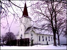 Voll kyrkje i Måndalen opnar dørene. Foto: Gunnar Sandvik