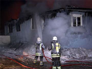 Brannvesenet jobbet hardt for å begrense brannen, og hadde heldigvis marginene på sin side. Foto: Per Foss, NRK
