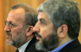 Irans utenriksminister Manoucher Mottaki (t.v.) og Hamas-leder Khaled Meshaal på pressekonferansen etter tirsdagens møte i Teheren (Scanpix/AP)
