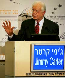 Jimmy Carter ledet i januar den internasjonale gruppen som overvåket valget i de palestinske områdene (Scanpix/AP)
