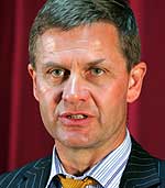 HAMAS-MØTE: Utviklingsminister Erik Solheim mener det ikke er unaturlig om også stortingspolitikere møter Hamas. (Foto: Reuters/Scanpix) HAMAS-MØTE: Utviklingsminister Erik Solheim mener det ikke er unaturlig om også stortingspolitikere møter Hamas. (Foto: Reuters/Scanpix)