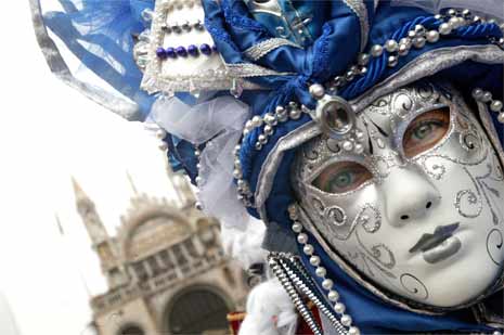 SYNKENDE BY: At byen stadig synker hindrer ikke karnevalsdeltakerne i å utfolde seg i den tradisjonelle begivenheten. (Foto:AFP/Scanpix)