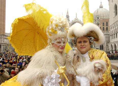FARGERIKT: Karnevalsdeltakere kledd som Frankrikes Kong Louis XIV og Marie Antoinette, på St. Markusplassen. (Foto: Luigi Constantini/AP/Scanpix) 