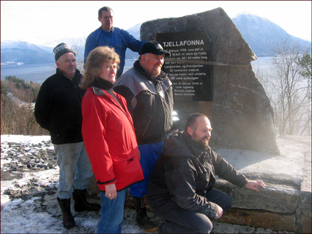 Minnesteinen er på plass ved fylkesvegen gjennom Tjelle. Foto: Gunnar Sandvik.