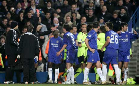 Terje Hauge gir Chelseas Asier Del Horno rødt kort. (Foto: AP/Scanpix)