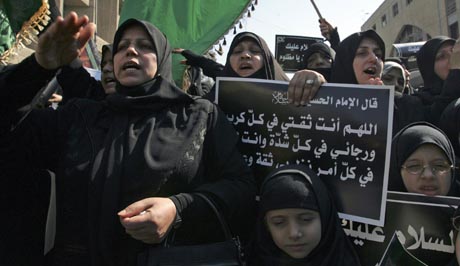 sjiamuslimske kvinner i protest i Bagdads gater i dag. (Foto: T. al-Sudani, Reuters)