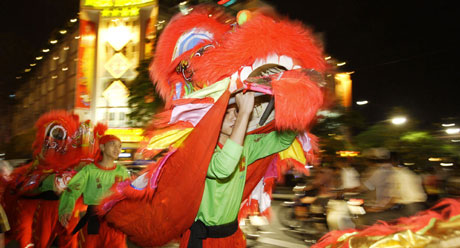 Dragedans hører med i vietnamesisk nyttår som i kinesisk, og er ment å bringe hell, lykke og et langt liv. Dansen skal også kunne drive bort onde ånder, og trekkes ofte inn i forbindelse med innvielsesfester, åpninger og lignende. Foto: Scanpix
