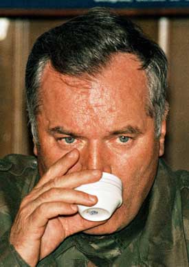 Ratko Mladic som skal forhandle med serbiske myndigheter om å overgi seg. Foto: Scanpix/AP.
