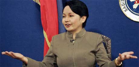 President Gloria Arroyo kunngjorde unntakstilstanden på radio og fjernsyn. (Foto: Filippinsk fjernsyn/ AFP/ Scanpix)