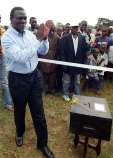 Opposisjonskandidaten Kizza Besigye var optimist da han stemte ved valget i går. (Foto: James Akena/ Reuters/ Scanpix)