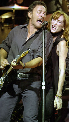 Bruce Springsteen har med seg kona Patti Scialfa i bandet på den kommende plata. Arkivfoto: Mike Derer, AP Photo / Scanpix.