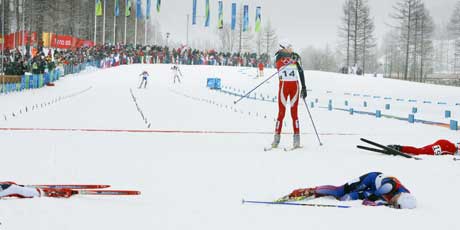 Kristin Strmer Steira gr inn til 4. plass mens medaljevinnerne ligger strdd foren henne. (Foto: Heiko Junge / SCANPIX)