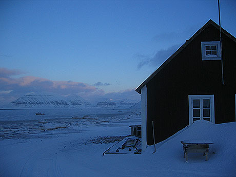Utsikt fra stranda nedenfor Longyearbyen. Foto Andreas Toft.