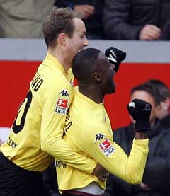 Jon Inge Høiland jubler sammen med Boubacar Sanogo etter et av Kaiserslauterns mål. (Foto: Reuters/Scanpix) Jon Inge Høiland jubler sammen med Boubacar Sanogo etter et av Kaiserslauterns mål. (Foto: Reuters/Scanpix)