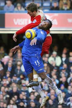 Azar Karadas raget høyeren enn Didier Drogba i en hodeduell. (Foto: AFP/Scanpix) Azar Karadas raget høyeren enn Didier Drogba i en hodeduell. (Foto: AFP/Scanpix)