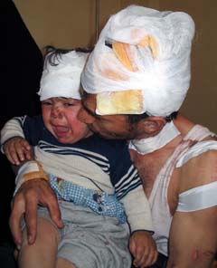 En far og hans sønn var to av bombeofrene i Kerbala i dag. (Foto: A. Al-Marjani, AP)