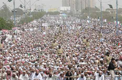 Opptil 20.000 mennesker deltok i demonstrasjon i den sørpakistanske byen Karachi. (Foto: Reuters/Scanpix)