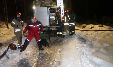 Det var bratt terreng og speilblankt på veien, og verken brannvesen eller ambulanser kunne kjøre frem til brannstedet. Foto: Rainer Prang, NRK