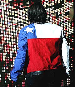 Bonos jakke var inspirert av det chilenske flagget under konserten i Santiago 26. februar. Foto: Scanpix.
