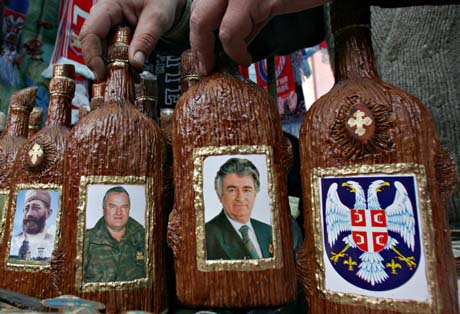 På et serbisk marked selges brandy med bilder av Balkans to mest ettersøkte krigsforbrytere, Radovan Karadzic (h.) og Ratko Mladic. Haag-domstolen regner med at de to holdes skjult av serbere. (Foto: S.Ilic, AP) På et serbisk marked selges brandy med bilder av Balkans to mest ettersøkte krigsforbrytere, Radovan Karadzic (h.) og Ratko Mladic. Haag-domstolen regner med at de to holdes skjult av serbere. (Foto: S.Ilic, AP)