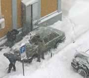 Snøen skaper mange uønskede problemer. Foto: NRK.