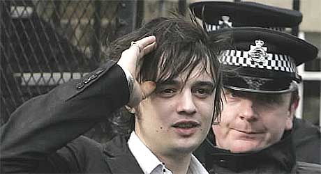Pete Doherty er pågrepet igjen. Her forlater han Ealing Magistrates Court i London 8. februar etter å ha blitt dømt til 12 måneders samfunnstjeneste for narkotikabesittelse. Foto: AP