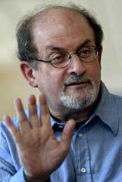 Den britisk-indiske forfatteren Salman Rushdie, som har fått smake islamistenes vrede, har holdt en lav profil i striden om Muhammed-karikaturene, men tar nå bladet fra munnen (Scanpix/AFP)