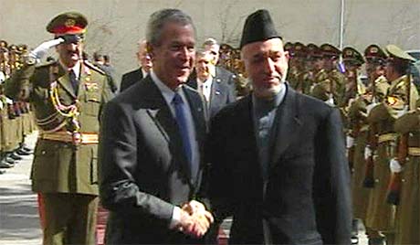 President George W. Bush blir tatt i mot av sin afghanske kollega Hamid Karzai. Foto: RTV/APT) President George W. Bush blir tatt i mot av sin afghanske kollega Hamid Karzai. Foto: RTV/APT)