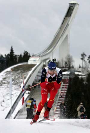 Ole Einar Bjørndalen på 20 km skiskyting i Holmenkollen i 2004. (Foto: Erlend Aas / SCANPIX .) Ole Einar Bjørndalen på 20 km skiskyting i Holmenkollen i 2004. (Foto: Erlend Aas / SCANPIX .)