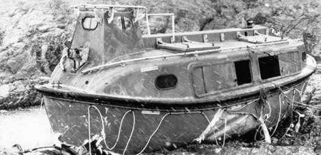 Her livbåten der nokre av dei overlevande var. Båten blei skylt i land på eit svaberg i Aurihopen 3-4 kilometer nord for ulukkesstsden. (Arkivfoto: NTB korr / SCANPIX) 
