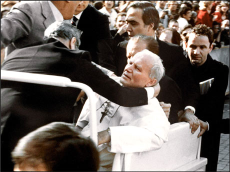 Johannes Paul II ble skutt på Petersplassen i Vatikanett 13. mai 1981. (Foto: AFP/ Scanpix)