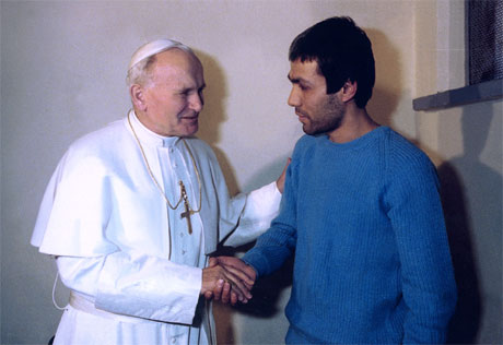 Pave Johannes Paul II besøkte og tilga attentatmannen Mehmet Ali Agca i fengselet i Roma 27. desember 1983. Paven hadde kontakt med Agcas familie så lenge han levde. (Foto: Osservatore Romano/ AFP/ Scanpix)