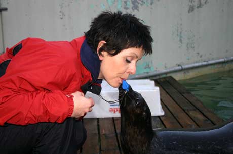 Selina gir Irene Beyer det første kysset. (Foto: NRK/Ingelin Røssland)