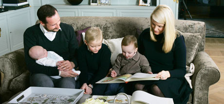 Den lille familien mener de er priviligerte som kan bo på Skaugum. (Foto: Lise Åserud/Scanpix)