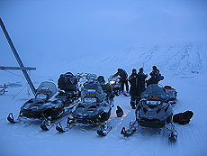 Snøscooter, like viktig som bilen på Svalbard. Foto Andreas Toft.