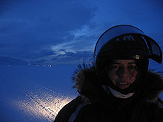 På tur, med lysene fra Longyearbyen i bakgrunnen. Foto Andreas Toft.